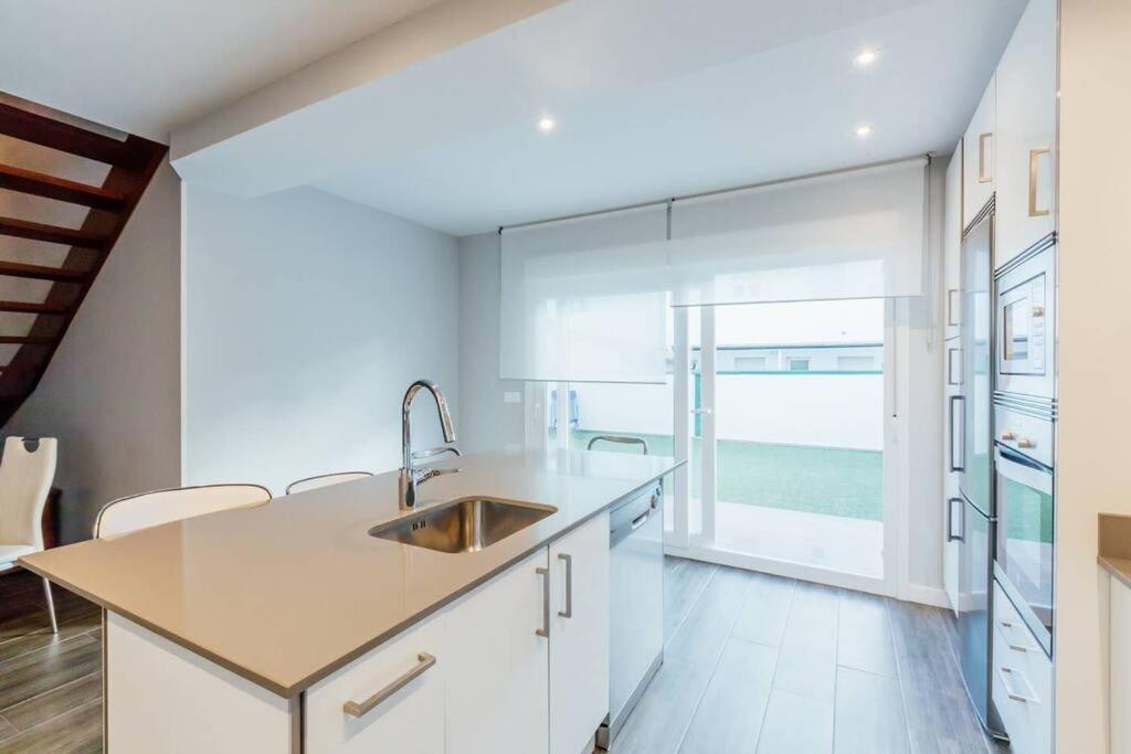 Chalet En La Cuidad- Con Jardin Y Barbacoa Gijón Buitenkant foto
